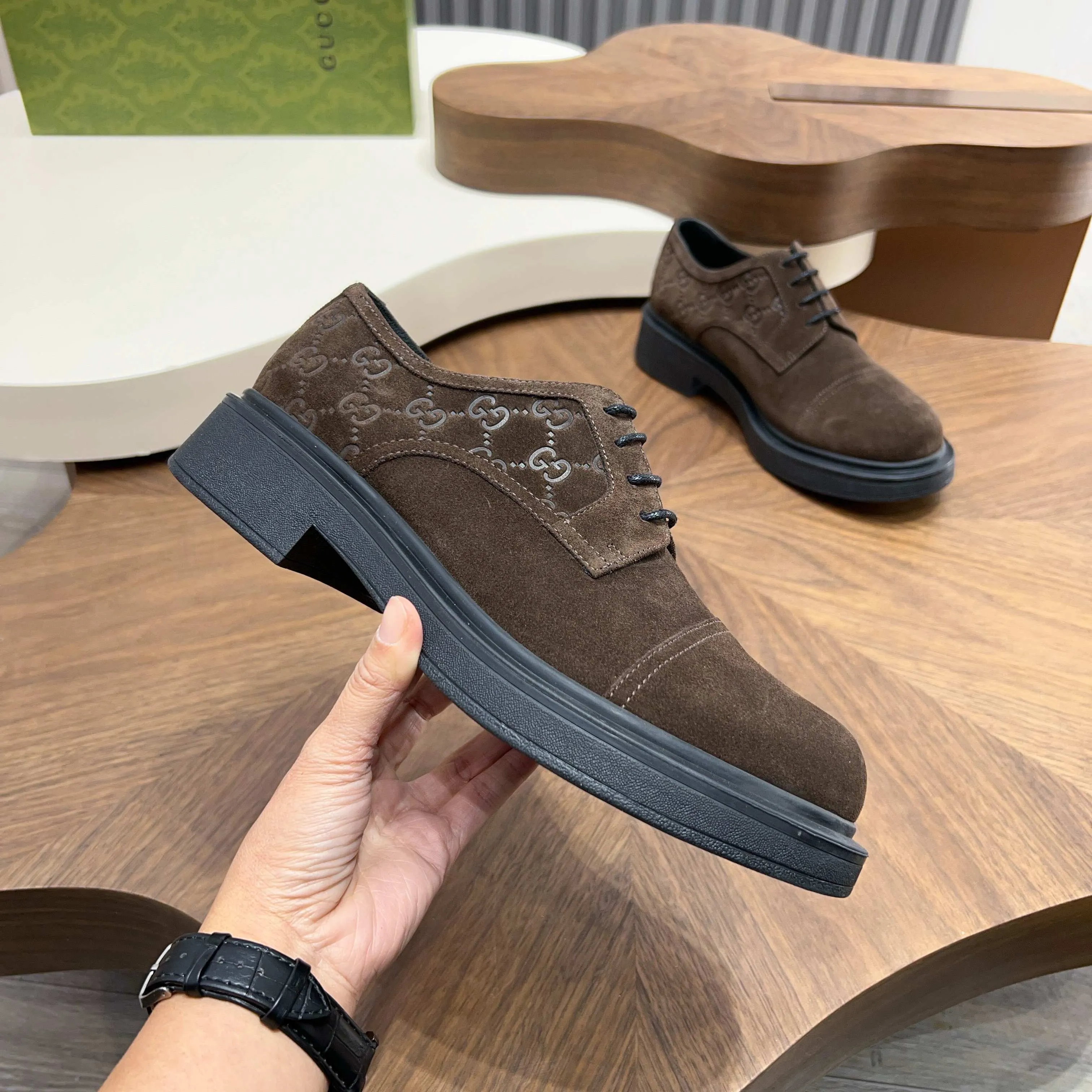 💰780 Gucci/Gucci new men’s lace-up shoes with GG details, matte cow leather derby shoes! The design of this men's lace-up shoe is rooted in the brand's heritage. Crafted from premium waxed cow leather, it is embellished with GG printed embossed suede leather details, a nod to Gucci's iconic monogram. The rubber sole decorated with GG pattern adds a touch of modern fashion to this design. Typical three-joint style design. European and American classic version, full calfskin lining. The overall upper texture is soft and the lining is comfortable and breathable. 2CM thickened soft rubber sole, easy to control. Versatile and stylish upper foot, multiple colors available to meet different matching needs, complete package! Size: 39-40-41-42-43-44 leather shoe size (38.45.46 can be customized)